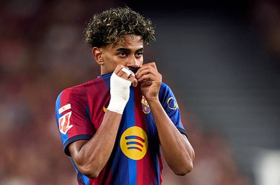 Yamal tỏ vẻ thất vọng dù Barca giành thắng lợi. Ảnh: Getty.
