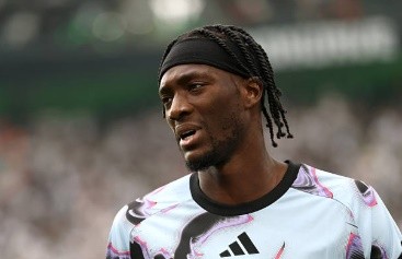 Abraham trên đường rời Aston Villa. Ảnh: Getty.