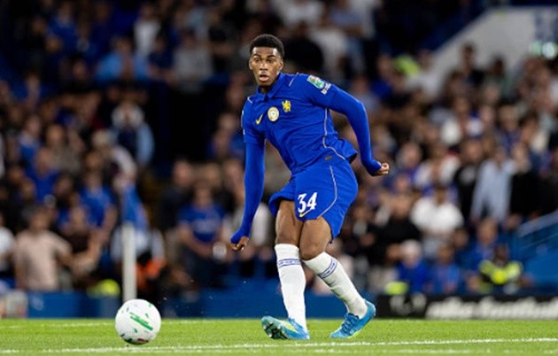 Josh Acheampong (7 điểm): Tài năng trẻ của học viện Chelsea tiếp tục để lại ấn tượng mạnh mẽ với những pha tắc bóng dứt khoát và khả năng đọc tình huống cực kỳ điềm tĩnh.
