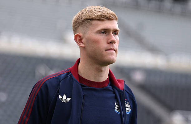 Man Utd muốn chờ đợi Lewis Hall. Ảnh: Stu Forster/Getty Images.