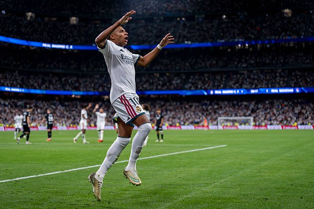 Mbappe phải nỗ lực vì tập thể. Ảnh: Alberto Gardin/NurPhoto via Getty Images.