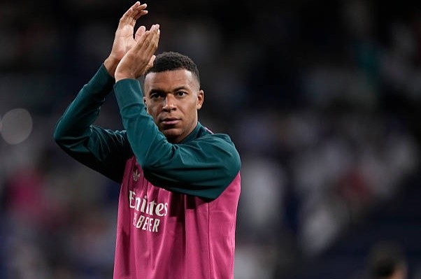 Mbappe vừa có cho mình cú hat-trick trong chiến thắng trước Real Sociedad. Ảnh: Jose Breton/Getty Images.