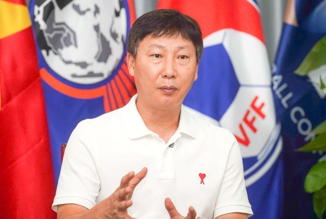 HLV Kim Sang-sik cùng các cộng sự khẩn trương bắt tay vào giải đấu mới. Ảnh: VFF.