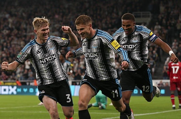 Newcastle có bước chạy đà ấn tượng trước cuộc đại chiến với Spurs, sau khi giành quyền vào vòng 3 EFL Cup. Ảnh: Michael Driver/Getty Images.