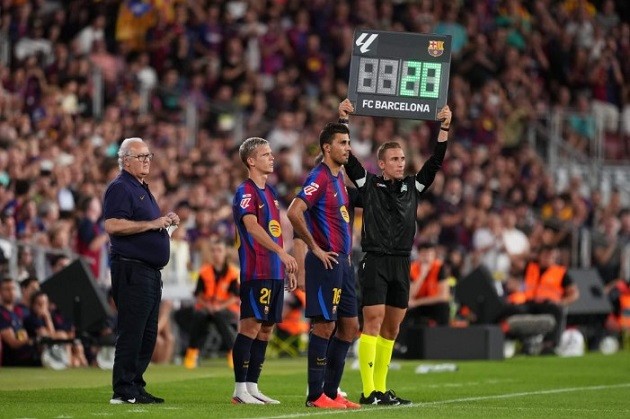 Rodri vào sân từ ghế dự bị trong tiếng hò reo của CĐV. Ảnh: Alex Caparros/Getty Images.