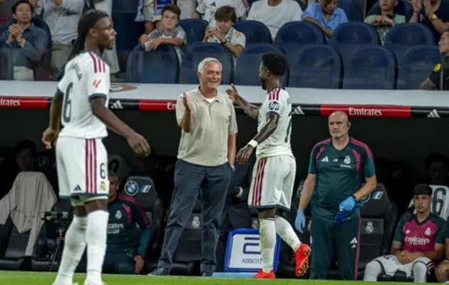 Mourinho ăn mừng cùng Vinicius. (Ảnh: Joel Del Rio/Marca)