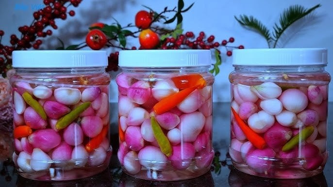 Hành tím ngâm chua ngọt là món ăn kèm quen thuộc, đặc biệt khi dùng với thịt luộc, bánh chưng, bánh tét hoặc các món nhiều dầu mỡ. 