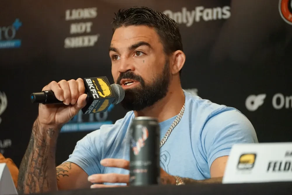 Mike Perry bức xúc tại buổi họp báo