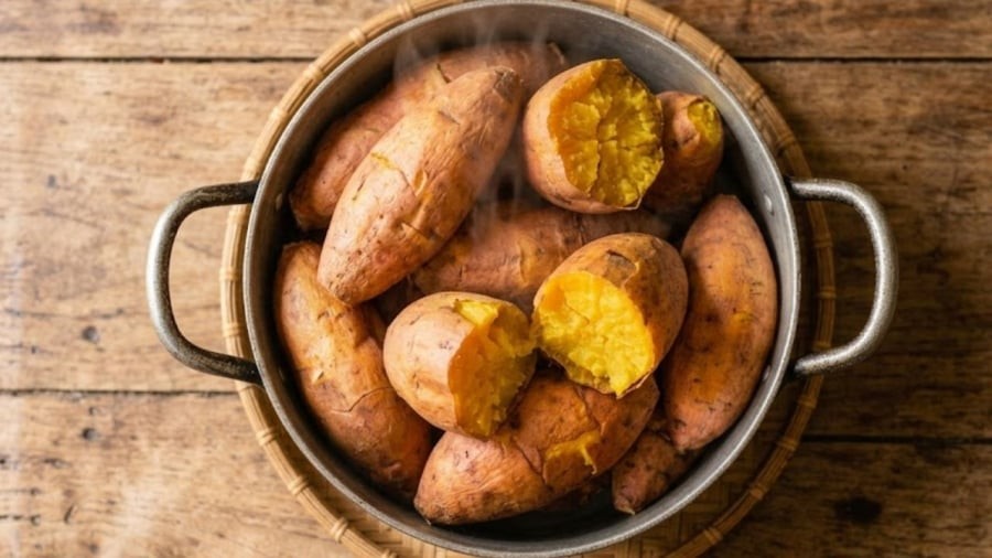 Muốn khoai lang luộc có vị ngọt đậm, bạn có thể thêm một chút muối.