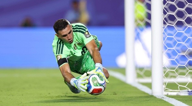 Chelsea có lý do để chiêu mộ Emi Martinez. (Ảnh: Michael Regan/Getty Images)