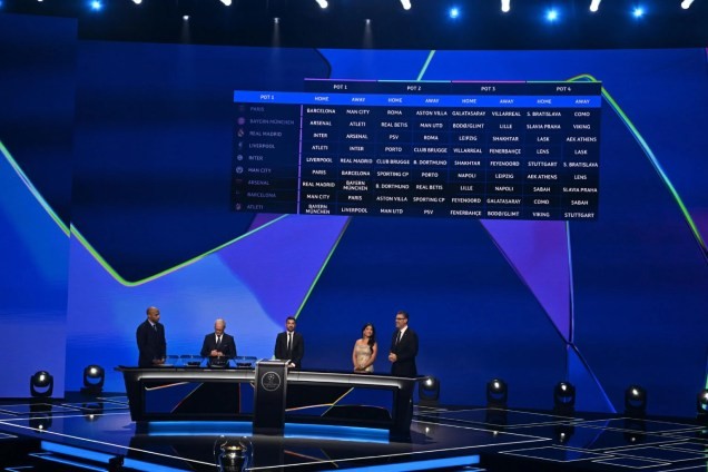 Fan Man Utd phản ứng đa chiều về lịch thi đấu Champions League 2026/27. Ảnh: Mustafa Yalcin/Anadolu via Getty Images.