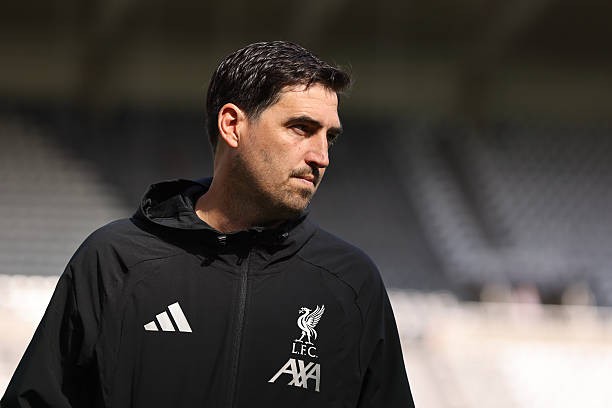 HLV Andoni Iraola nhiều khả năng sẽ không thực hiện nhiều thay đổi nơi đội hình ra sân của Liverpool. Ảnh: Michael Driver/MI News/NurPhoto via Getty Images.