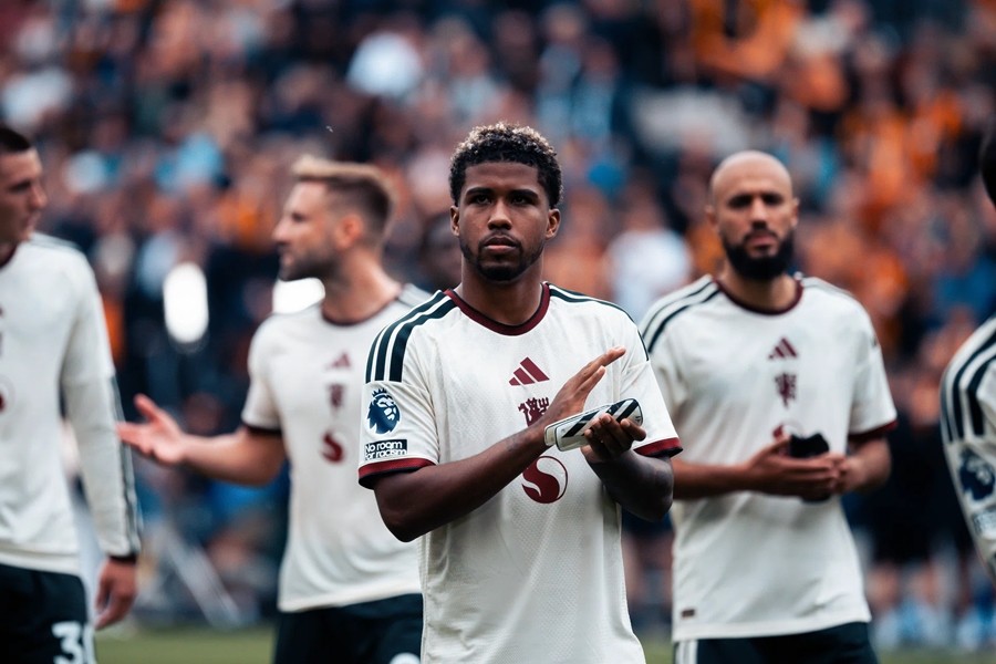 Man United vẫn đầy lỗ hổng dù đã đầu tư lớn vào hàng tiền vệ ở kỳ chuyển nhượng hè năm nay. Ảnh: Manchester United FC.