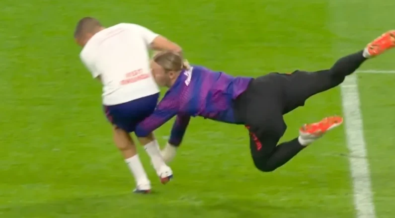 Matvey Safonov va chạm vùng đầu với HLV thủ môn của PSG. Ảnh: LIGUE1PLUS/The Sun.