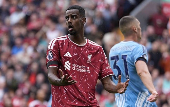 Isak chưa thực sự hài lòng khi Liverpool bị cầm chân ngay tại Anfield. Ảnh: Peter Byrne/Getty Images.