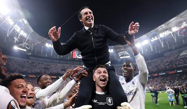 Martinez ăn mừng cùng Emery khi vô địch Europa League. (Ảnh. Neville Williams/Getty Images)