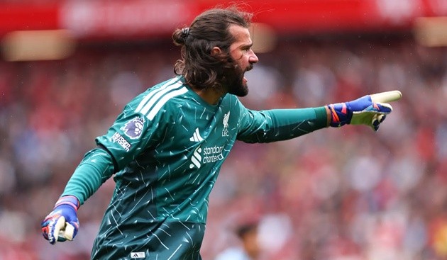 Alisson Becker đập vỡ bảng thay người trong cơn giận dữ. (Ảnh: Rahman Osman/Getty Images)