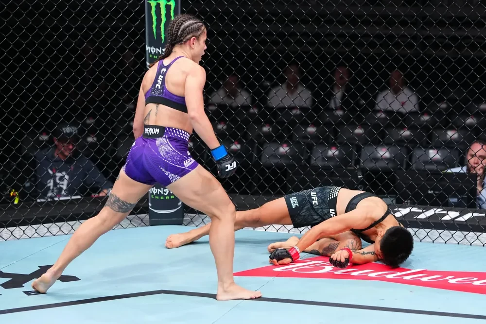Julia Polastri tung cú đá hạ knockout Xiong Jingnan