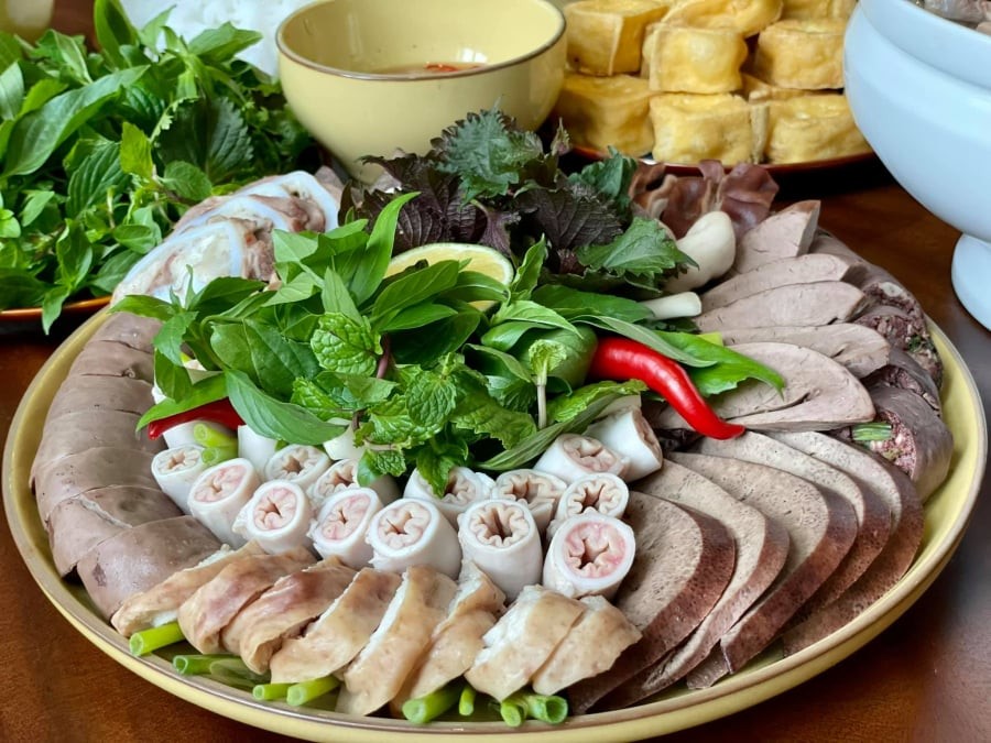 Lòng lợn bán ở khắp nơi