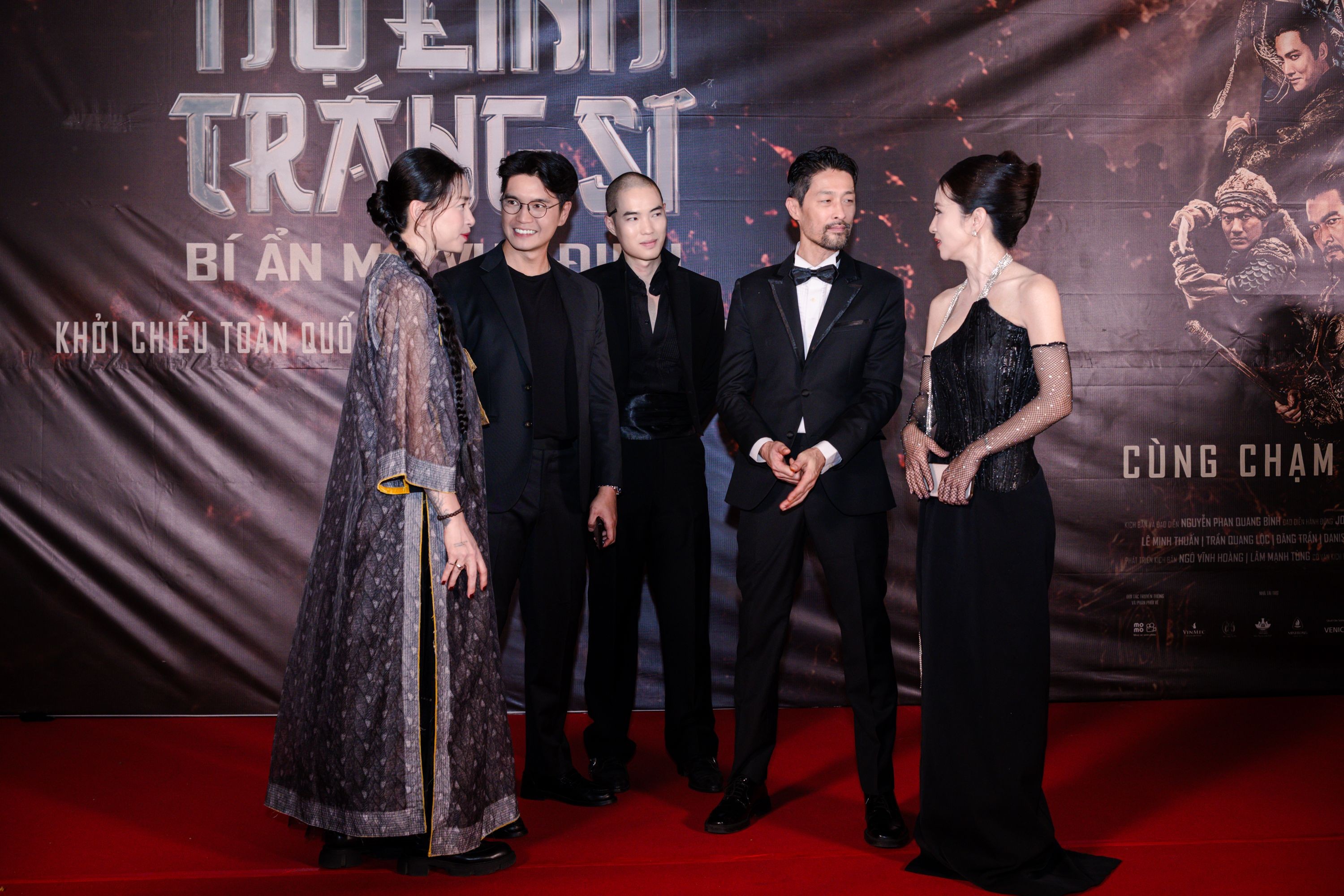 Vợ chồng ca sĩ Ngô Thanh Vân - Huy Trần cùng Diễn viên Johnny Trí Nguyễn tại thảm đỏ.jpg