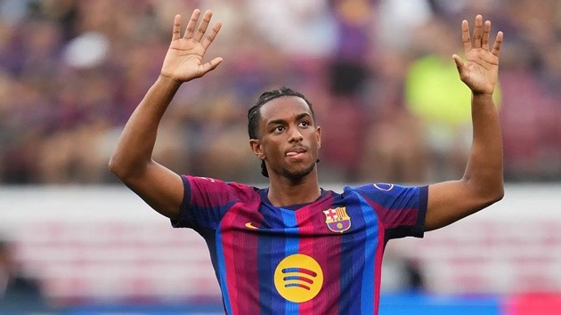 Barca muốn dùng Balde trao đổi với Di Marco. (Ảnh: Icon Sport)