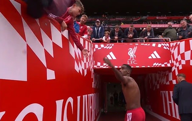 Isak tặng áo cho cậu bé nhưng bị một người đàn ông khác giành lấy. (Ảnh: Ollie Lewis/TNT Sports)