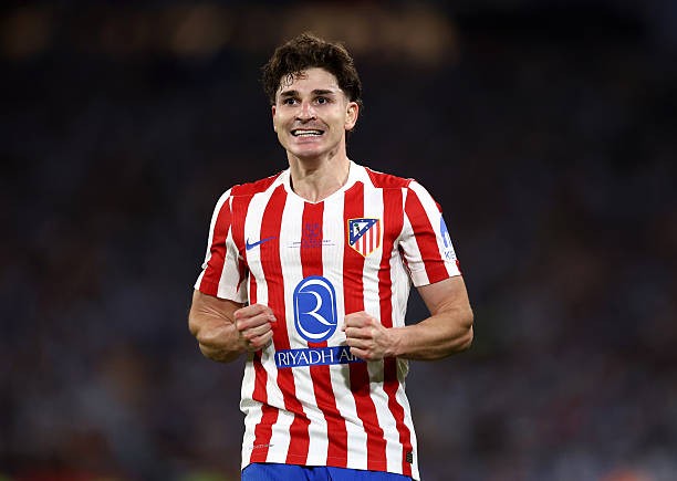Alvarez vẫn là mục tiêu hàng đầu của Barcelona. Ảnh: Fran Santiago/Getty Images.
