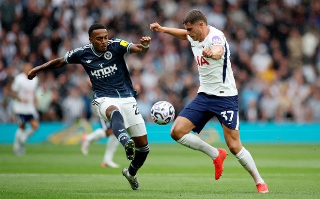 Joe Willock đã đá số 10 trước Spurs. Ảnh: Andrew Boyers/Action Images.