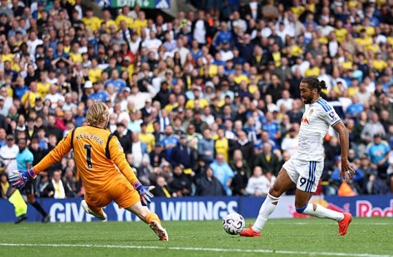 Calvert-Lewin ghi bàn thắng giúp Leeds giữ 1 điểm ở lại với Elland Road. Ảnh: Molly Darlington/Getty Images.