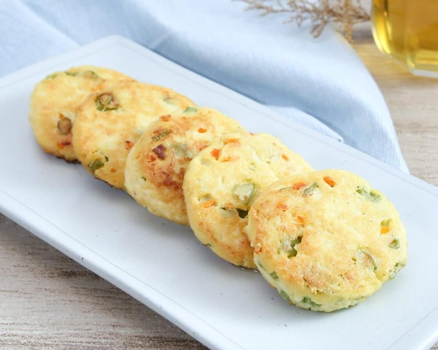 Đậu phụ nghiền nhỏ, trộn cùng cà rốt, hành lá và trứng để tạo thành hỗn hợp làm chả.