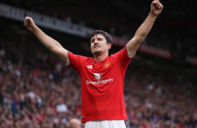 Trung vệ: Harry Maguire (6.4 điểm): Một màn trình diễn ở mức tròn vai của trung vệ người Anh. Dù góp phần vào sự lúng túng dẫn đến bàn thua đầu tiên, Maguire vẫn thể hiện tinh thần không bỏ cuộc. Cú sút của anh đã đập chân Jacob Greaves đi thẳng vào lưới, mang về bàn vươn lên dẫn trước 2-1 mang tính bước ngoặt.