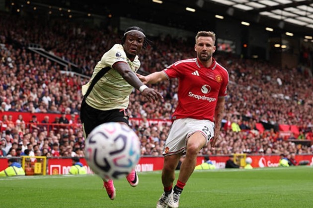 Hậu vệ trái: Luke Shaw (7 điểm): Bị đánh bại trong tình huống dẫn đến bàn mở tỷ số của đối phương và đôi lúc tỏ ra chậm chạp trong khâu bọc lót. Tuy nhiên, Shaw đã bù đắp bằng việc nỗ lực duy trì cự ly khối đội hình ở hiệp hai, đóng góp vào lối chơi luân chuyển bóng chung khi thế trận hoàn toàn thuộc về Quỷ đỏ để nhận về số điểm 7.