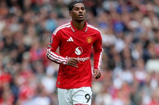 Tiền vệ trái: Marcus Rashford (7.1 điểm): Trong lần đá chính đầu tiên tại giải quốc nội kể từ tháng 12 năm 2024, Rashford thi đấu đầy nỗ lực. Anh liên tục dùng tốc độ khuấy đảo hàng thủ Ipswich, tạo ra những pha đập nhả ăn ý với Cunha, hứa hẹn sẽ sớm bùng nổ trở lại.