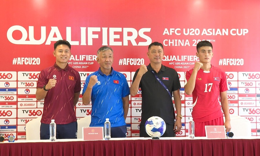 HLV trưởng Yutaka Ikeuchi và đội trưởng Nguyễn Quốc Khánh thể hiện quyết tâm trước thềm cuộc đối đầu với U20 CHDCND Triều Tiên. Ảnh: VFF.