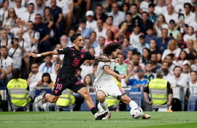 Cucurella (7.8): Xuất sắc khóa chặt David Larrubia bên hành lang cánh, phòng ngự kiên cố và nhanh chóng chiếm trọn cảm tình cùng tiếng reo hò từ khán giả Bernabéu.