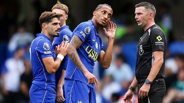 Michael Oliver gặp khó trong việc trao đổi với đồng nghiệp. (Ảnh: Dale Johnson/Getty Images)