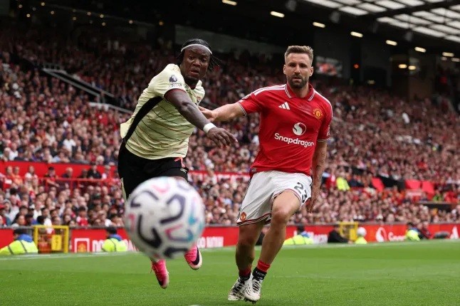 Shaw đã có trận đấu khó khăn trước Ipswich. Ảnh: Getty.