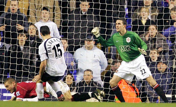 Van der Sar chấn thương, O'Shea lập tức đứng vào khung gỗ. Ảnh: Matthew Peters/Manchester United via Getty Images. 