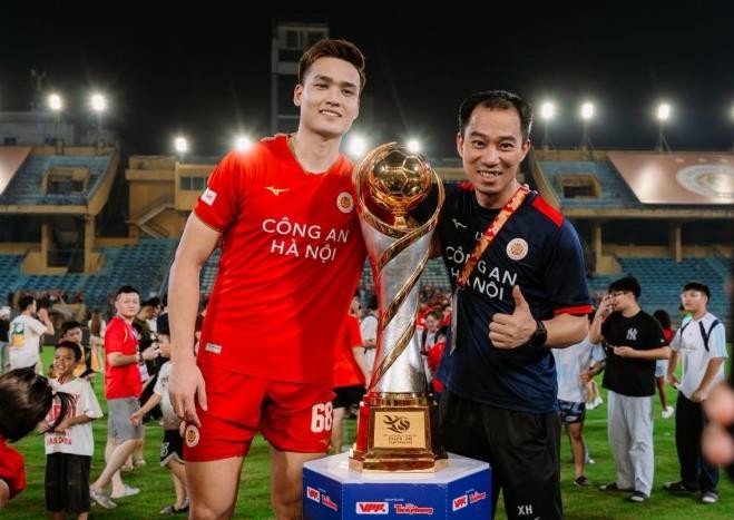 Bùi Hoàng Việt Anh cùng Công an Hà Nội vô địch Siêu cúp. Ảnh: CAHN