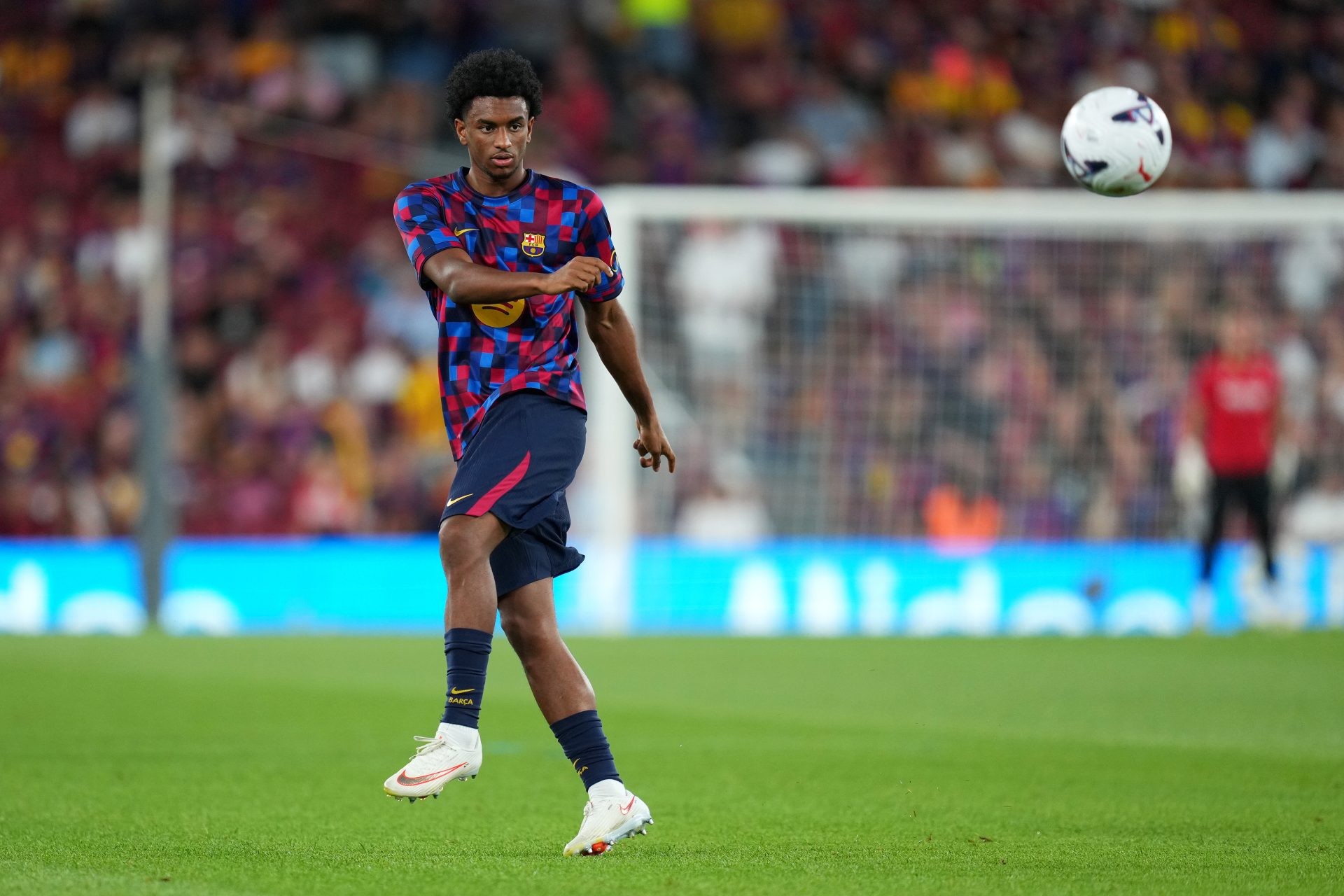 Balde khó lòng rời Barca hè này. Ảnh: Alex Caparros/Getty Images.