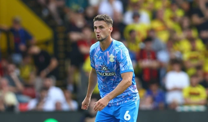 Taylor Harwood-Bellis lọt tầm ngắm Aston Villa. Ảnh: Matt Watson/Getty.