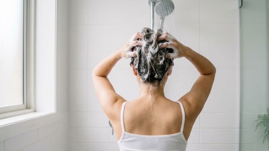 Tần suất gội đầu sẽ phụ thuộc vào tình trạng da dầu và tóc cụ thể của từng người.
