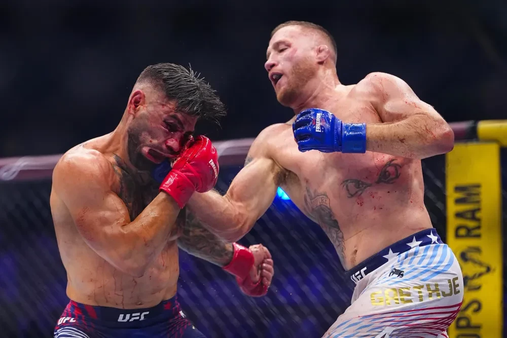 Justin Gaethje tung đòn vào Ilia Topuria