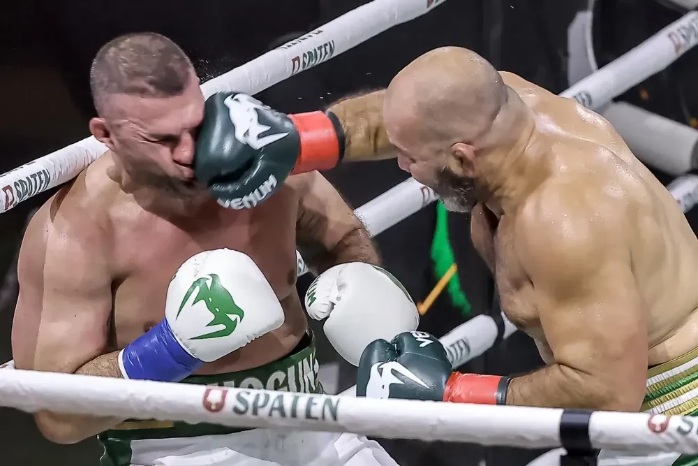 Glover Teixeira tung cú đấm về phía Mauricio Shogun Rua