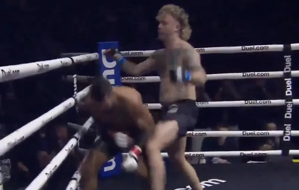 Mike Perry đau đớn vì chấn thương vai
