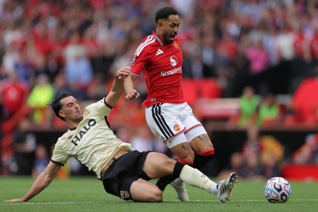 Greaves thoát thẻ đỏ khi phạm lỗi với Cunha. Ảnh: James Gill - Danehouse/Getty Images.
