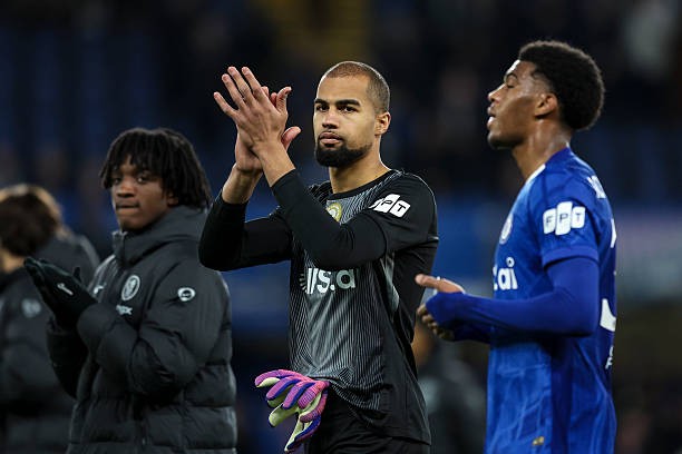 Como muốn có chữ ký của Robert Sanchez. Ảnh: Robin Jones/Getty Images.