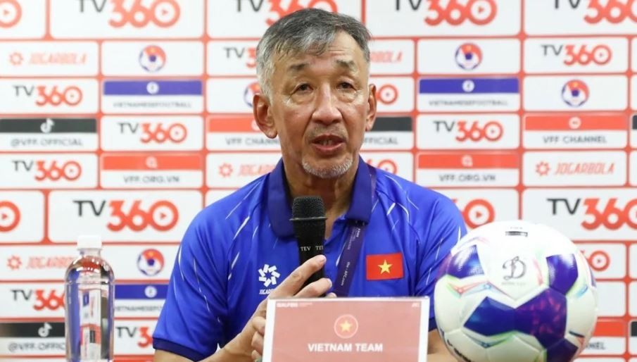 HLV Ikeuchi tạ lỗi khi U20 Việt Nam thua Triều Tiên 0-3. Ảnh từ Liên đoàn bóng đá Việt Nam.