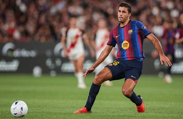 Rodri chỉ vào sân từ băng ghế dự bị trong trận thắng Rayo. Ảnh: Eric Alonso/Getty Images.