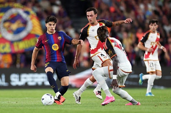 Hậu vệ trái: Xavi Espart – 7.3 điểm Hậu vệ trẻ trưởng thành từ La Masia tiếp tục cho thấy sự thăng tiến vượt bậc. Espart thi đấu điềm tĩnh, hỗ trợ tấn công ấn tượng với đường chuyền dọn cỗ cho Raphinha mở tỉ số. Dù mắc một phần lỗi nhỏ trong việc kèm người ở bàn thua thứ hai, màn trình diễn tổng thể của anh vẫn rất đáng khen ngợi..Ảnh: David Ramirez/Soccrates/Getty Images.